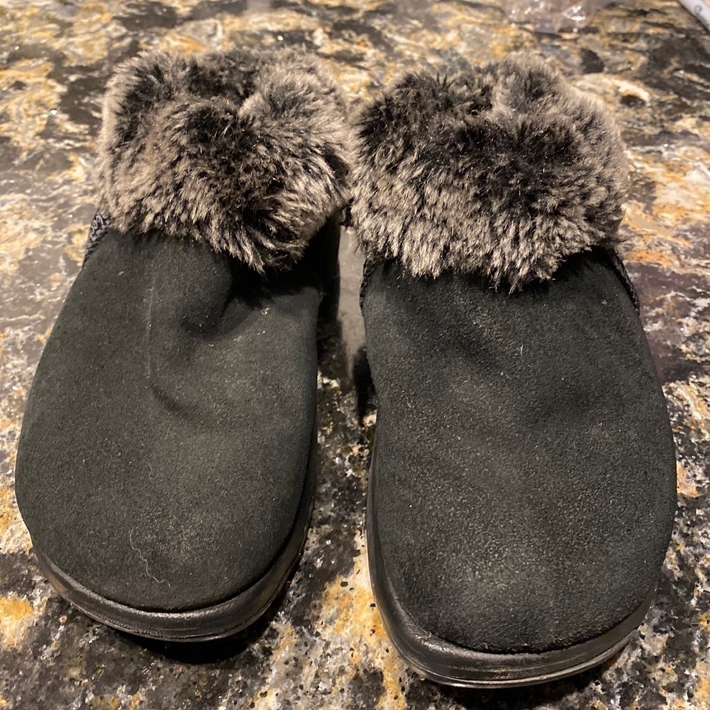 Womens Skechers solid black shape up soft leather shoes/ slippers size 9